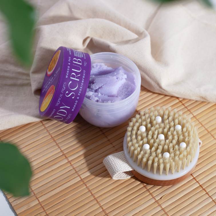 Tropical Fruits Mango and Passionfruit Body Scrub and Body Brush Gift Set 150g - Image 2